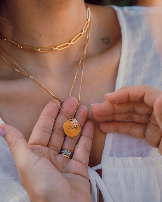 Pingente Menina Cravejado Dourado