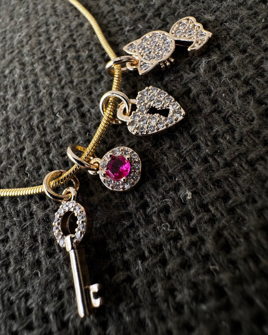 Charm Ponto Rosa Dourado